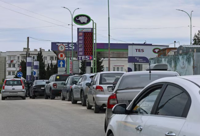 Вантажівки не змогли проїхати: у Севастополі значний дефіцит пального після українських атак – Reuters