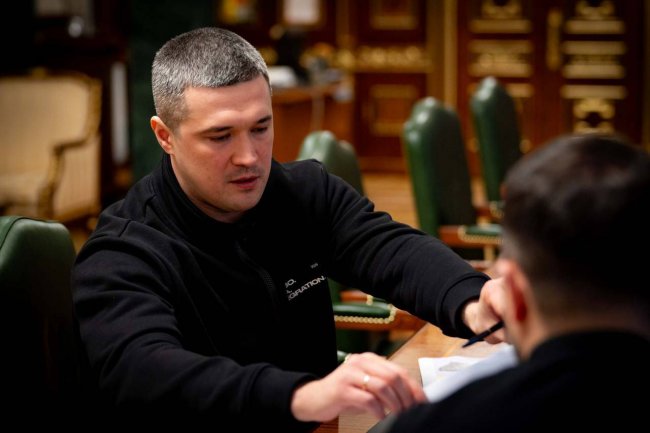 Федоров vs усі: хто і навіщо атакує міністра оборони — і чому Зеленський не втручається