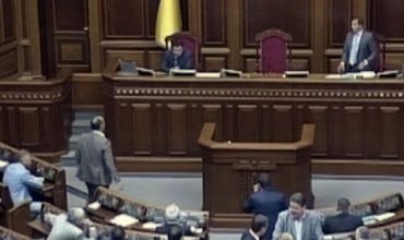 Депутаты отзывают голоса, поданные за скандальный закон о языках