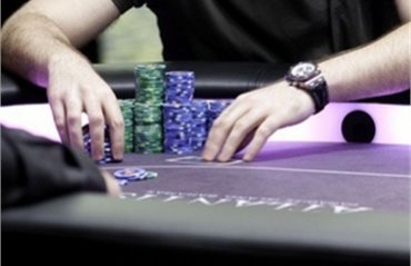 С помощью игры в покер ученые установили, как мозг оценивает социальность поступков