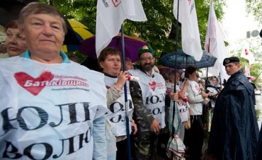 Украинцы считают Тимошенко лидером оппозиции, Яценюк – второй