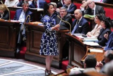 Женщину-министра освистали в парламенте за цветное платье