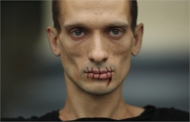 В Санкт-Петербурге художник зашил себе рот в поддержку Pussy Riot