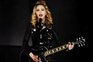 Французы, недовольные концертом Мадонны, забросали ее мусором