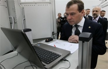 Медведев: социальные сети нужно развивать, блокировать их невозможно
