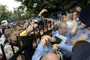 В Киеве торговцы с рынка пошли на штурм райотдела милиции