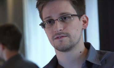 Беглый сотрудник ЦРУ Сноуден попросил убежища в России