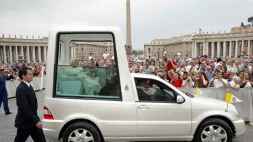 Папа Франциск отказался от папамобиля