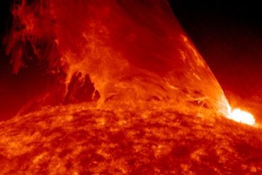 Ученые: выброс от сильнейшей вспышки на Солнце движется к Земле