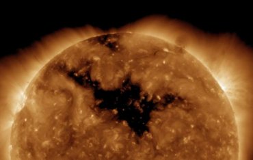 Ученые шокированы размерами огромной корональной дыры на Солнце