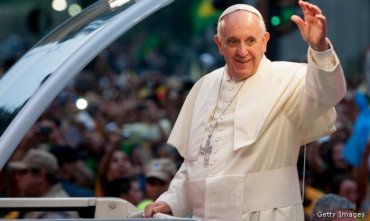 Папа Франциск в Бразилии пригласил официантов и поваров разделить с ним трапезу
