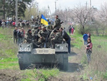 Люди в зоне АТО встречают украинских силовиков как освободителей