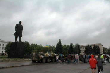 В Краматорске украинские военные не дали снести памятник Ленину