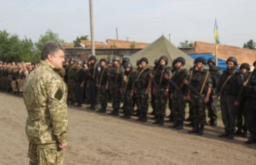 Украина увеличит объемы производства оружия, – Порошенко