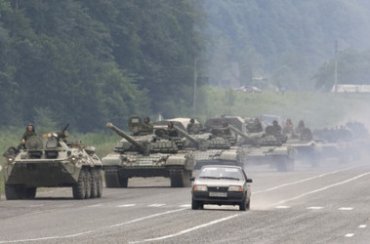 В Луганск вошла колонна тяжелой российской бронетехники