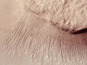 Воды на Марсе нет: Ученые объяснили появление следов на Красной планете