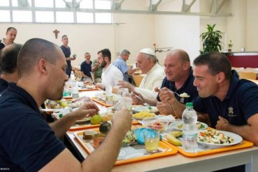Папа Франциск пообедал в столовой с ватиканскими рабочими