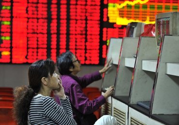 В Китае паника: биржи рухнули