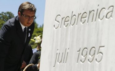 В Сребренице сербского премьера закидали камнями