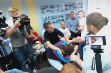 Депутаты от партии Ляшко побили скандального телеведущего