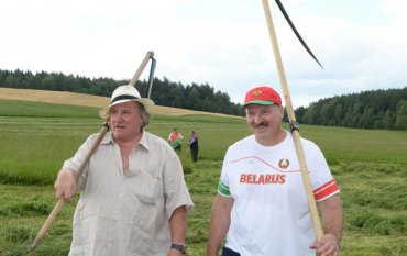 Лукашенко учил Депардье косить траву