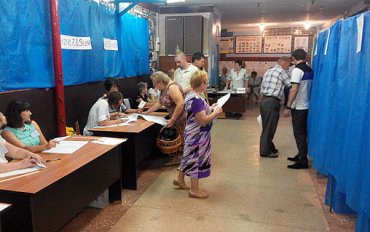 На скандальном округе в Чернигове проходят довыборы в Раду