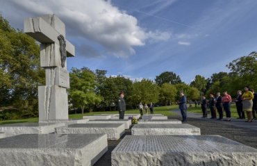 Порошенко возложил цветы к памятнику жертвам Волынской трагедии в Варшаве