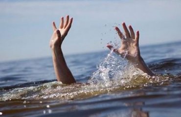 В России двое полицейских утонули, прыгнув в реку за пьяным водителем