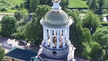 В России парочка занималась сексом на крыше монастыря