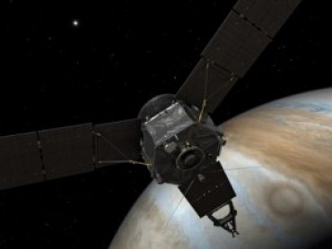 Зонд Юнона передал первые снимки с орбиты Юпитера