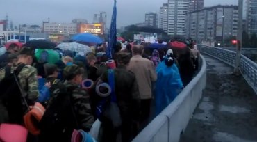 Верующие в  Екатеринбурге раскачали бетонный мост во время Крестного хода