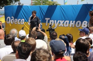 В Одессе Савченко забросали яйцами