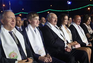Лукашенко пришел на концерт с юной фотомоделью