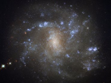 «Just like home». Телескоп Hubble сфотографировал похожую на Млечный Путь галактику в созвездии Рыси