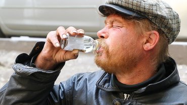 Российских алкоголиков насильно переводят с «Боярышника» на водку