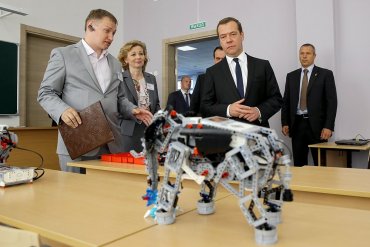 Ученые Великого Новгорода показали Медведеву «свою разработку» – слона из конструктора Lego