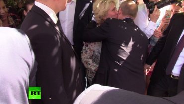 Таинственная блондинка поцеловала Путина в центре Москвы