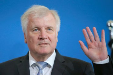 Глава МВД Германии уволится из-за мигрантов