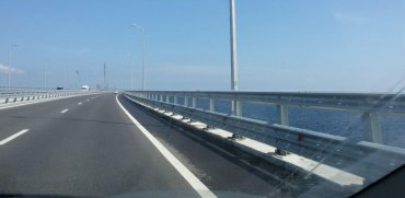 Крымский мост практически пустует