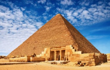 Возле древнейшей пирамиды Египта обнаружили десятки странных наxодок