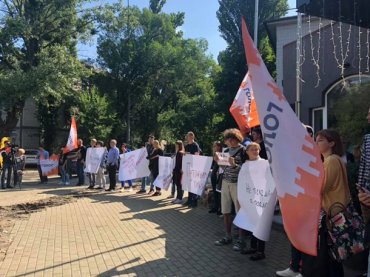 В Киеве сторонники партии «Голос» вышли на «майдан» под офисом NewsOne