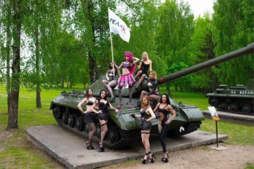 Полуголые россиянки на танке шокировали сеть