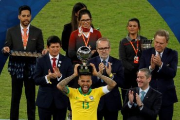 Капитан футбольной сборной Бразилии стал рекордсменом по завоеванным трофеям