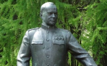 В Киевской области демонтировали памятник маршалу Жукову