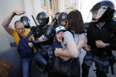 На акциях протеста в Москве задержали 1400 человек