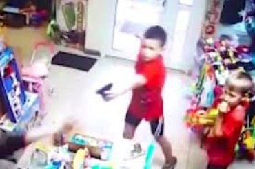 В России дети пытались ограбить магазин игрушек с помощью игрушечного пистолета