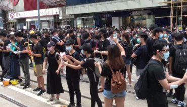 В Гонконге протестующие заблокировали железную дорогу