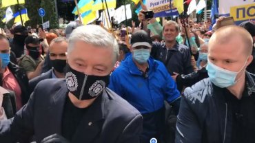 Порошенко по пути в суд разбил камеру киевским журналистам