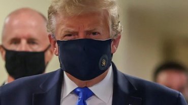 Трамп впервые надел защитную маску