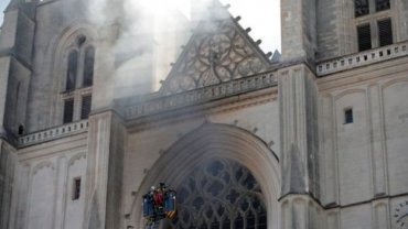 Во Франции горит еще один старинный собор